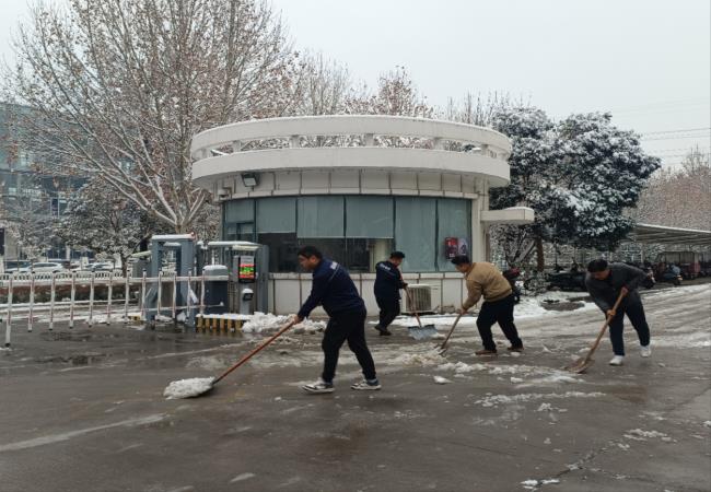 掃雪除冰我先行，冰雪更映黨旗紅
